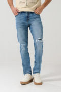 Jean slim azul claro con rotos, tiro bajo y desgastes