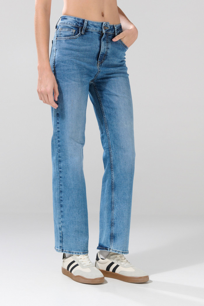Jean tiro alto azul claro straight leg con bota recta