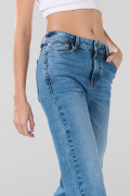 Jean tiro alto azul claro straight leg con bota recta
