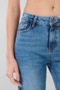 Jean tiro alto azul claro straight leg con bota recta