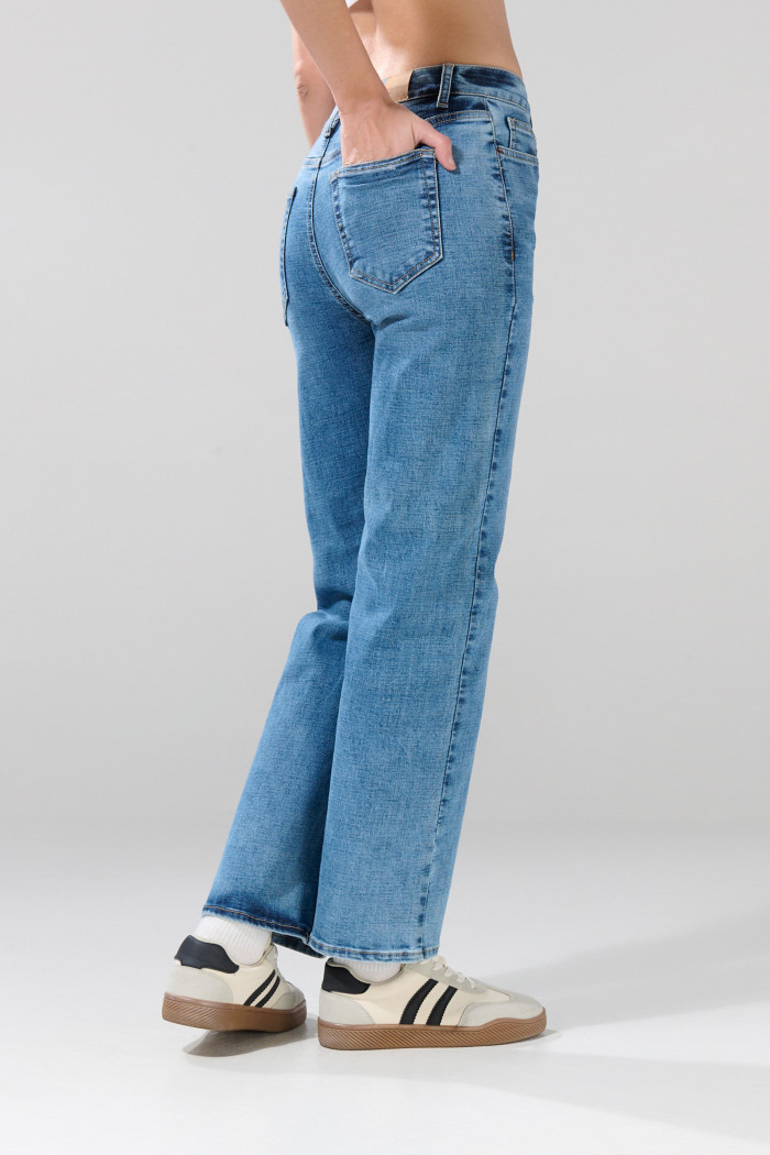 Jean tiro alto azul claro straight leg con bota recta