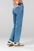 Jean tiro alto azul claro straight leg con bota recta