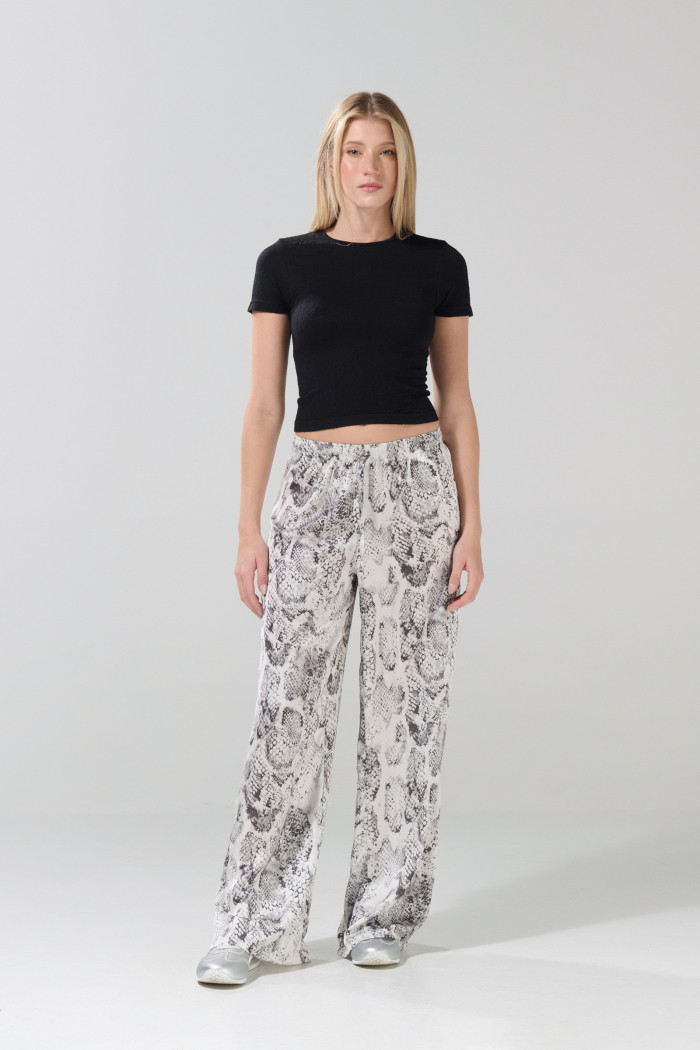 Camiseta unicolor crop top con texturas de flores