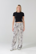 Camiseta unicolor crop top con texturas de flores