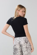 Camiseta unicolor crop top con texturas de flores