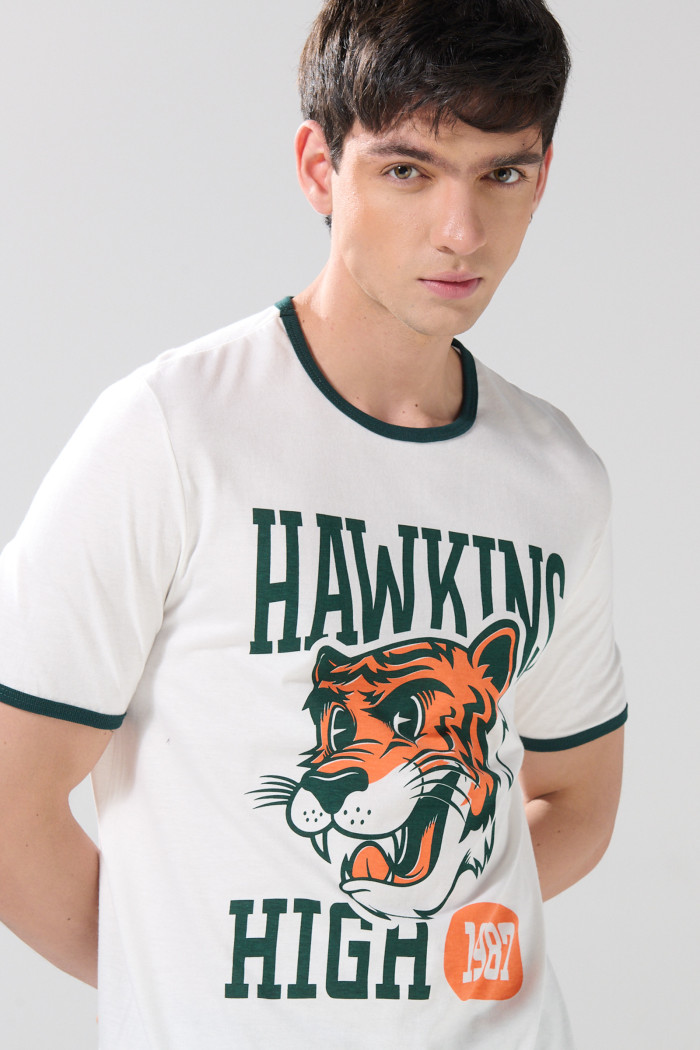 Camiseta crema de Stranger Things manga corta con contrastes