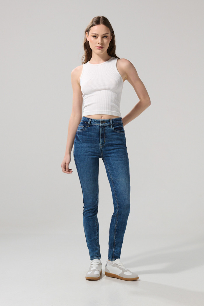 Jean jegging azul medio con desgastes y tiro súper alto
