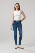Jean jegging azul medio con desgastes y tiro súper alto