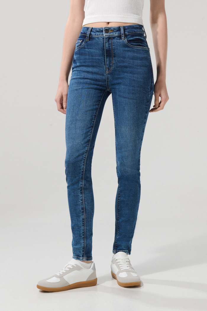 Jean jegging azul medio con desgastes y tiro súper alto