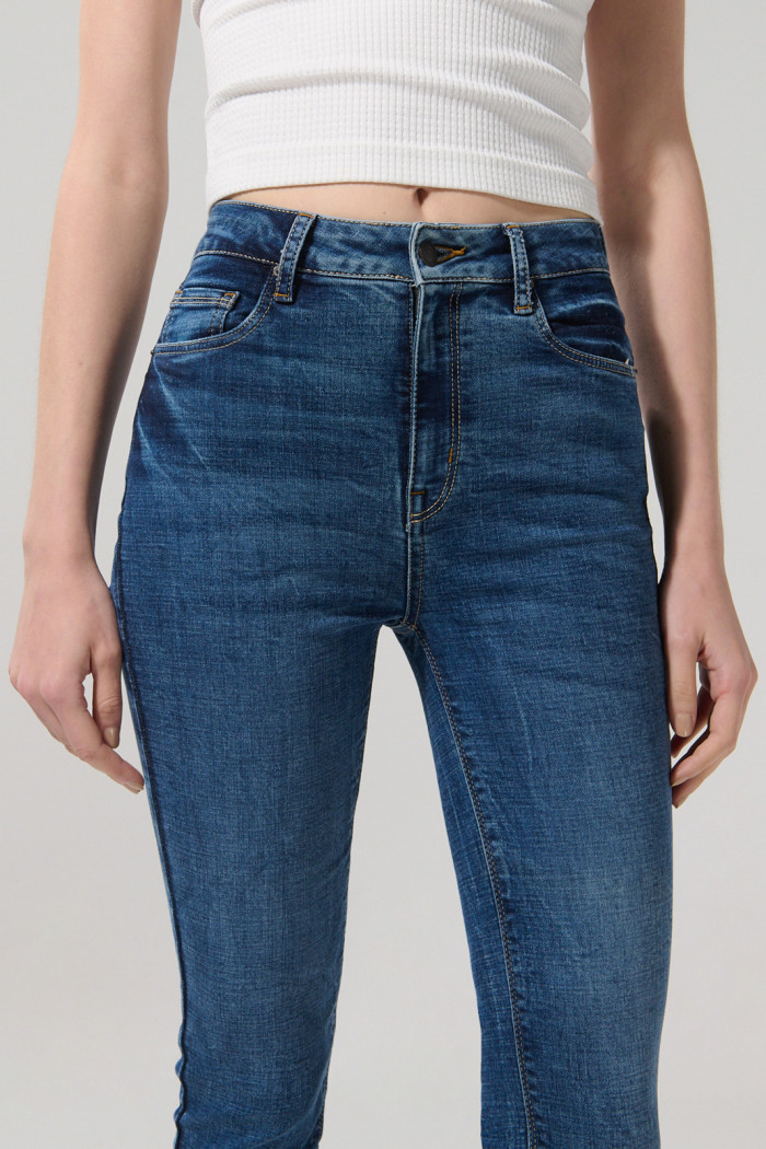 Jean jegging azul medio con desgastes y tiro súper alto