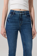 Jean jegging azul medio con desgastes y tiro súper alto