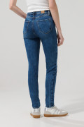 Jean jegging azul medio con desgastes y tiro súper alto