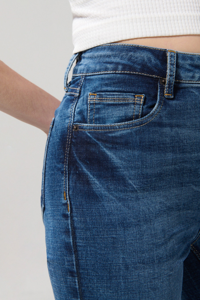 Jean jegging azul medio con desgastes y tiro súper alto