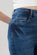 Jean jegging azul medio con desgastes y tiro súper alto