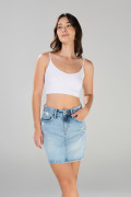Falda de jean corta azul clara con tiro medio y rotos