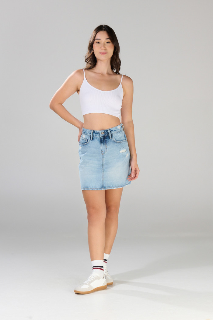 Falda de jean corta azul clara con tiro medio y rotos