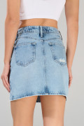 Falda de jean corta azul clara con tiro medio y rotos