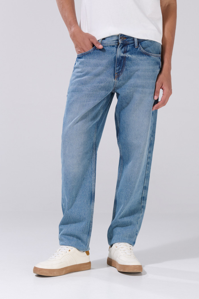 Jean azul medio 90´S con desgastes, bota recta y bolsillos