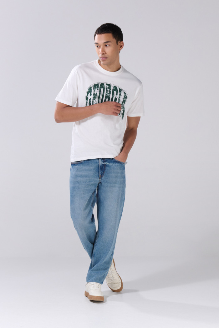 Jean azul medio 90´S con desgastes, bota recta y bolsillos