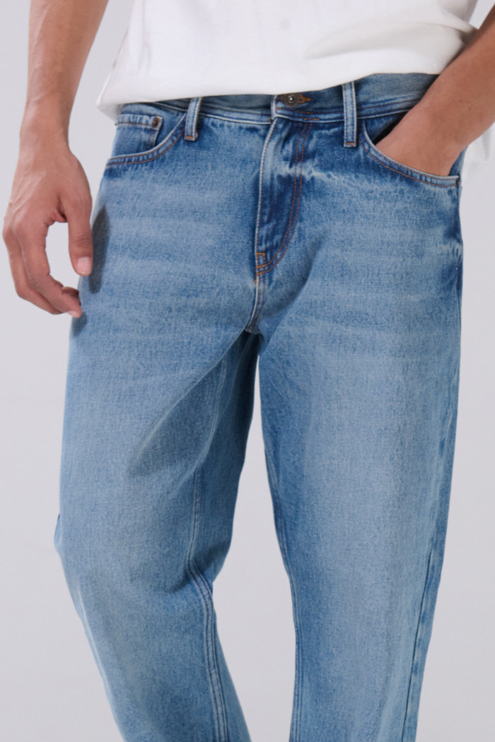 Jean azul medio 90´S con desgastes, bota recta y bolsillos