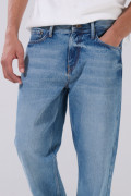 Jean azul medio 90´S con desgastes, bota recta y bolsillos
