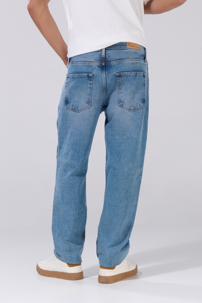 Jean azul medio 90´S con desgastes, bota recta y bolsillos