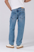 Jean azul medio 90´S con desgastes, bota recta y bolsillos