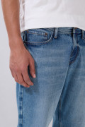 Jean azul medio 90´S con desgastes, bota recta y bolsillos