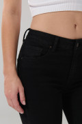 Jean tiro alto negro push up con realce posterior