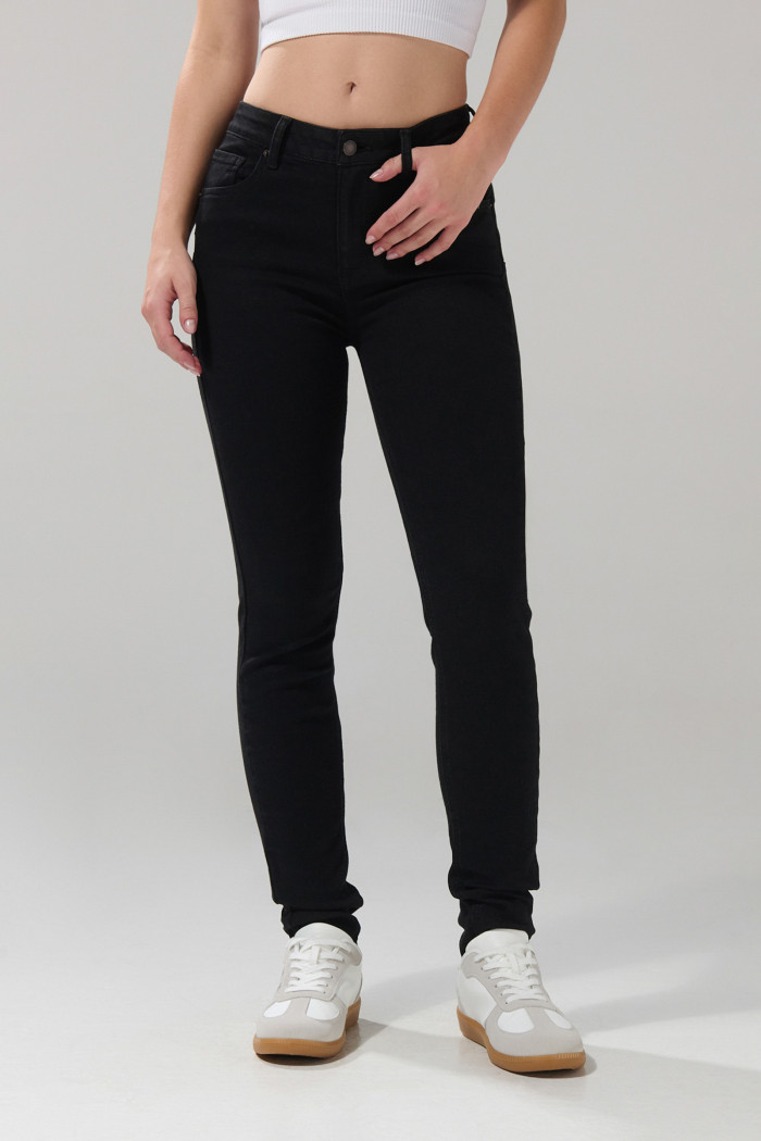 Jean tiro alto negro push up con realce posterior