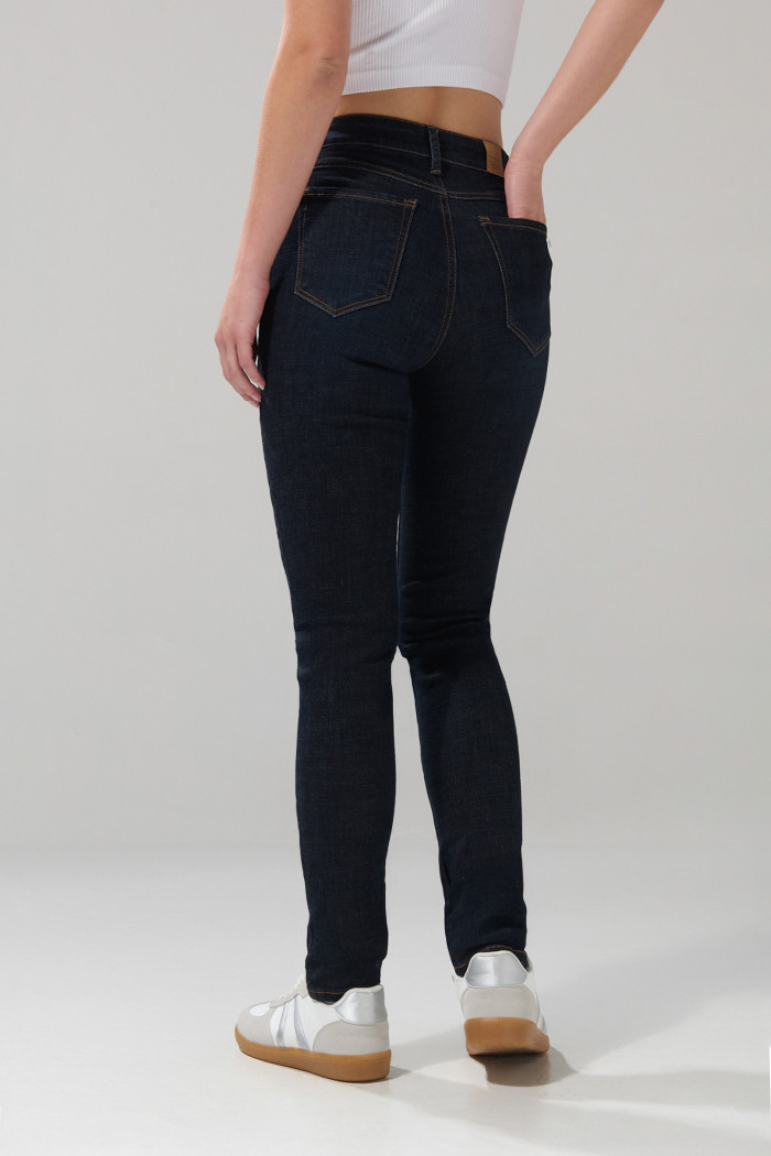Jean jegging ceñido tiro alto azul intenso con bolsillos