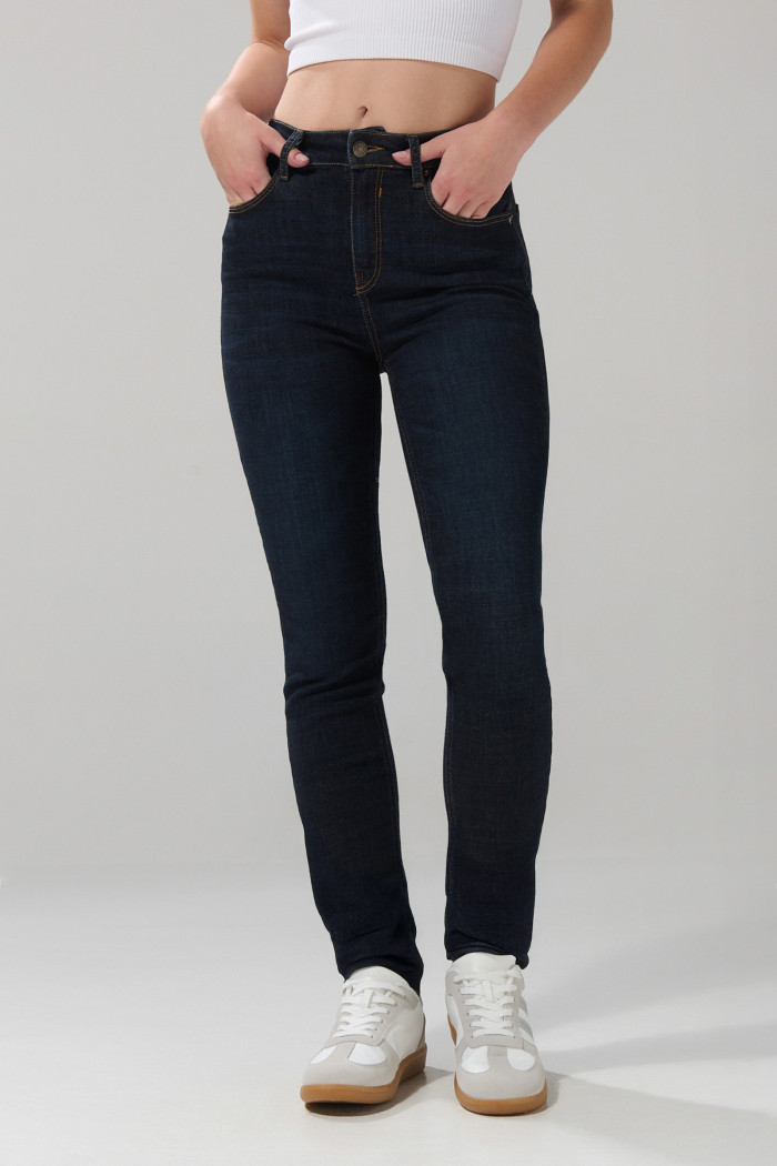 Jean jegging ceñido tiro alto azul intenso con bolsillos