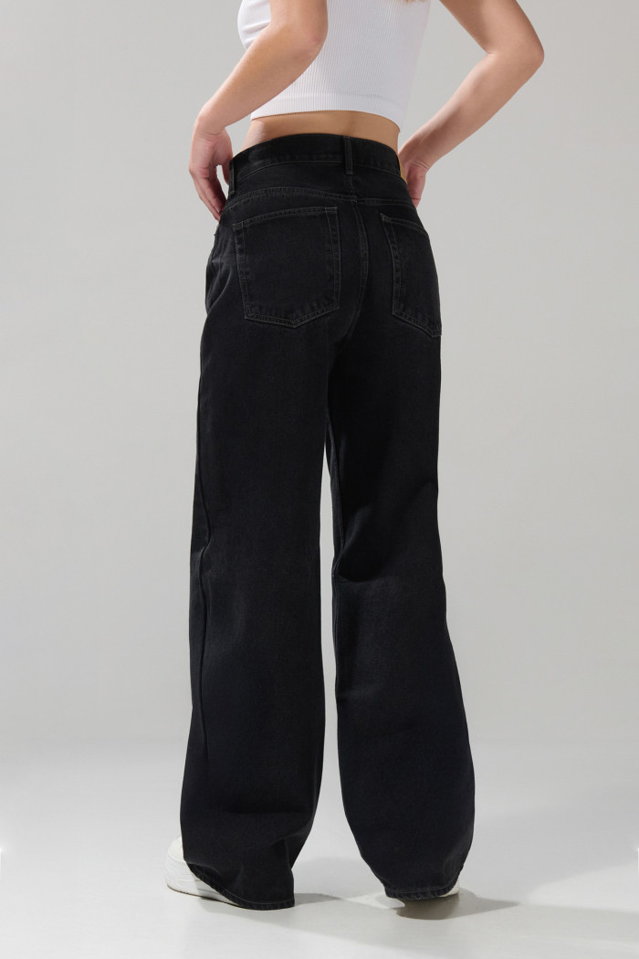 Jean gris intenso baggy tiro medio con bota ancha