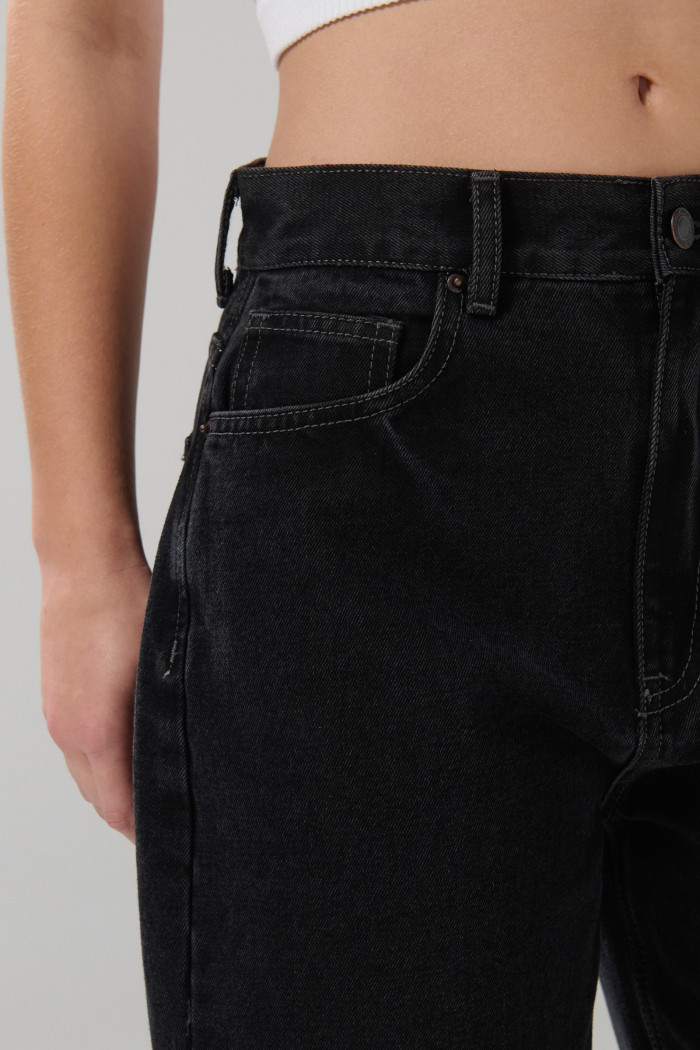 Jean gris intenso baggy tiro medio con bota ancha