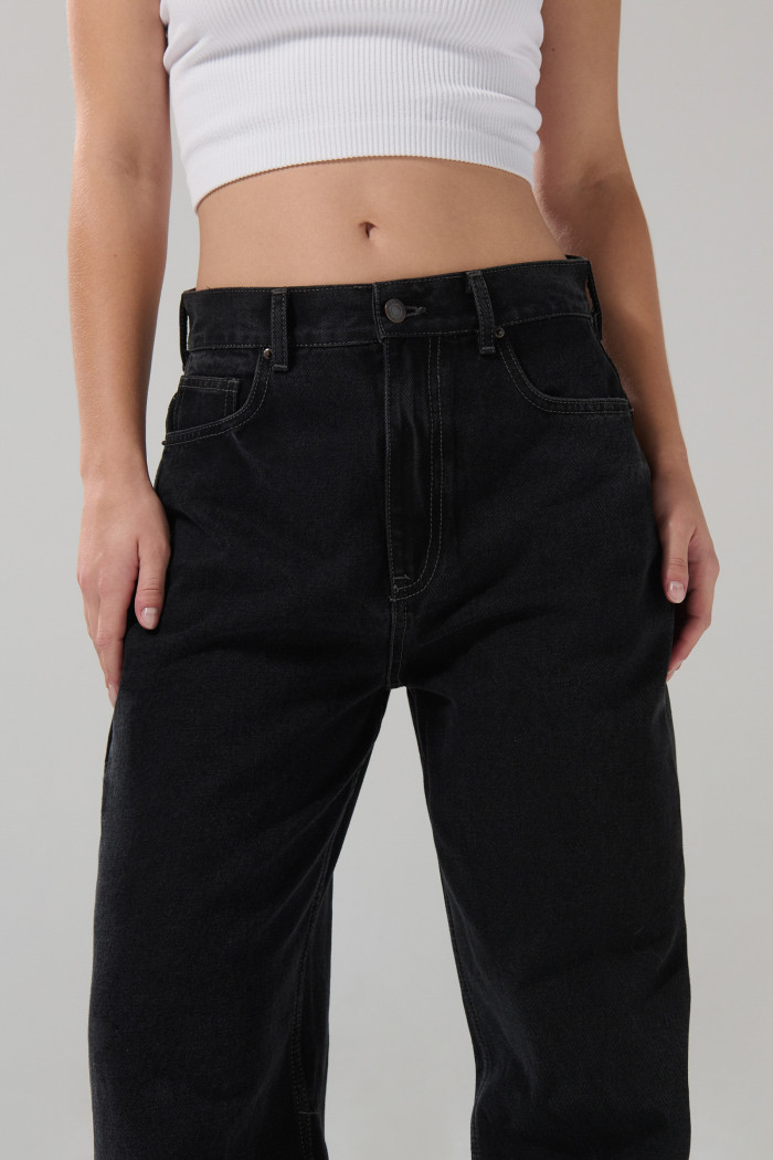 Jean gris intenso baggy tiro medio con bota ancha