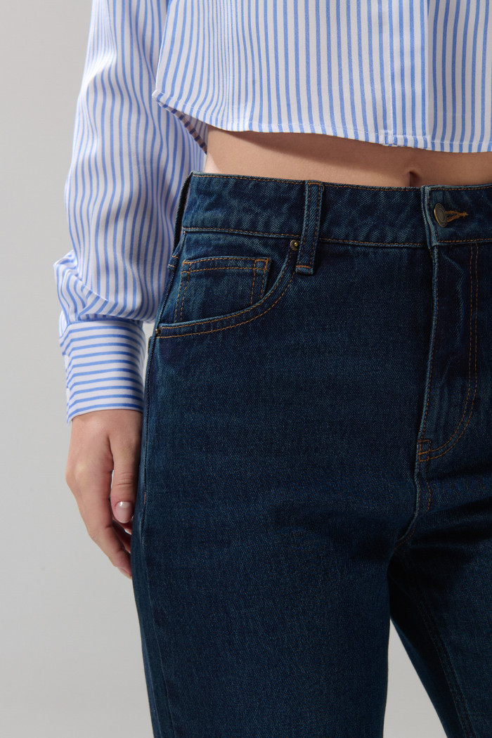 Jean azul intenso tiro alto 90’S con bota recta