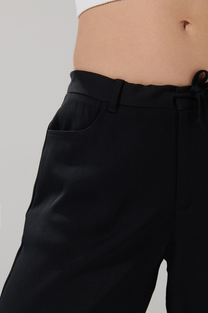 Pantalón tiro medio palazzo negro con bota ancha