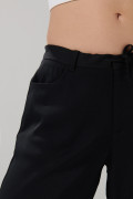Pantalón tiro medio palazzo negro con bota ancha