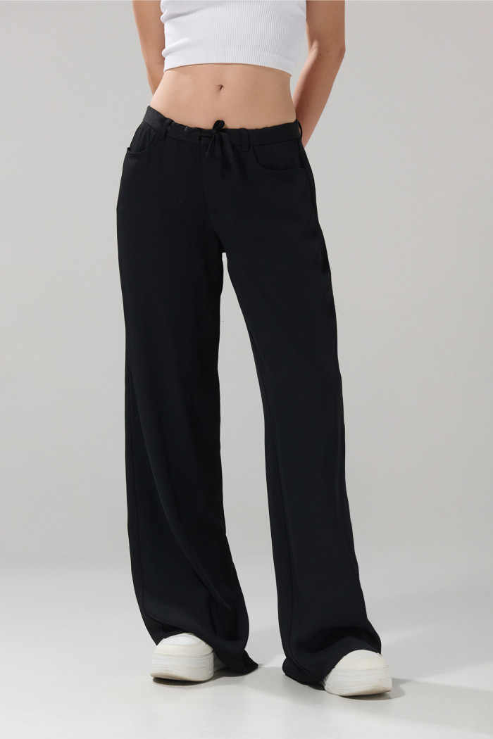 Pantalón tiro medio palazzo negro con bota ancha