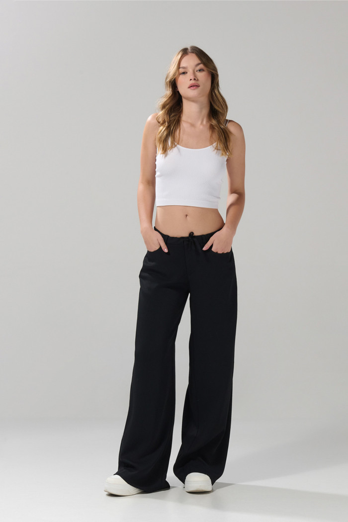 Pantalón tiro medio palazzo negro con bota ancha