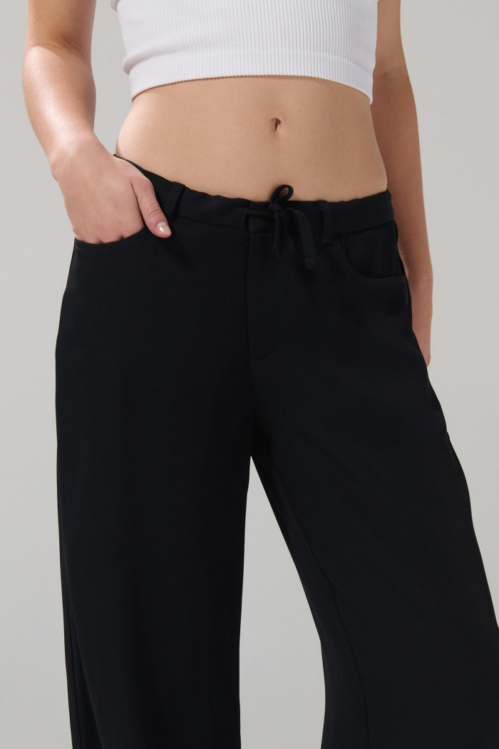 Pantalón tiro medio palazzo negro con bota ancha