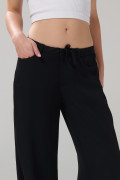 Pantalón tiro medio palazzo negro con bota ancha