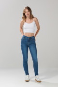 Jean azul medio push up con desgastes, bolsillos y tiro alto
