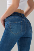 Jean azul medio push up con desgastes, bolsillos y tiro alto