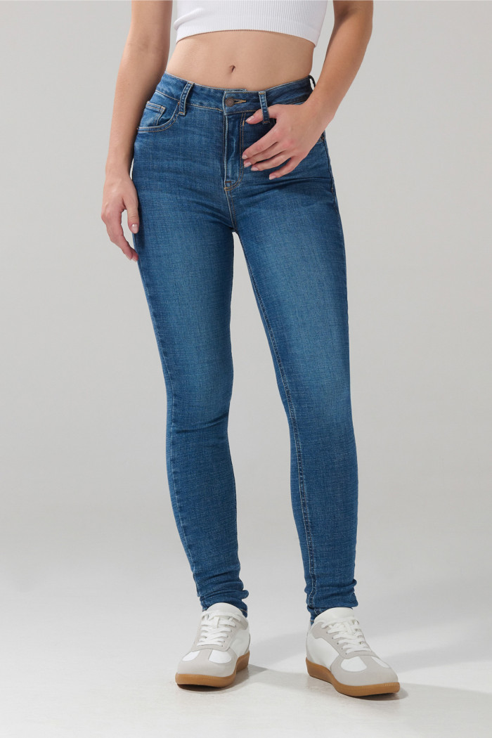Jean azul medio push up con desgastes, bolsillos y tiro alto