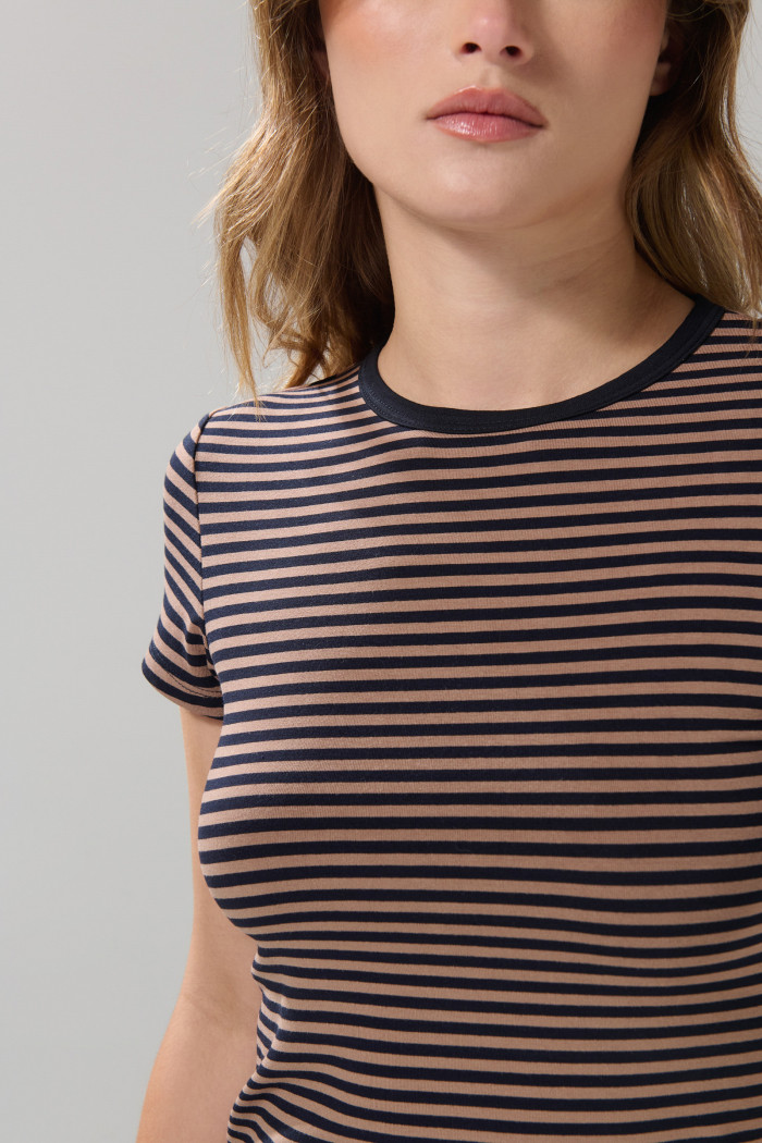Camiseta manga corta azul intensa con rayas en contraste