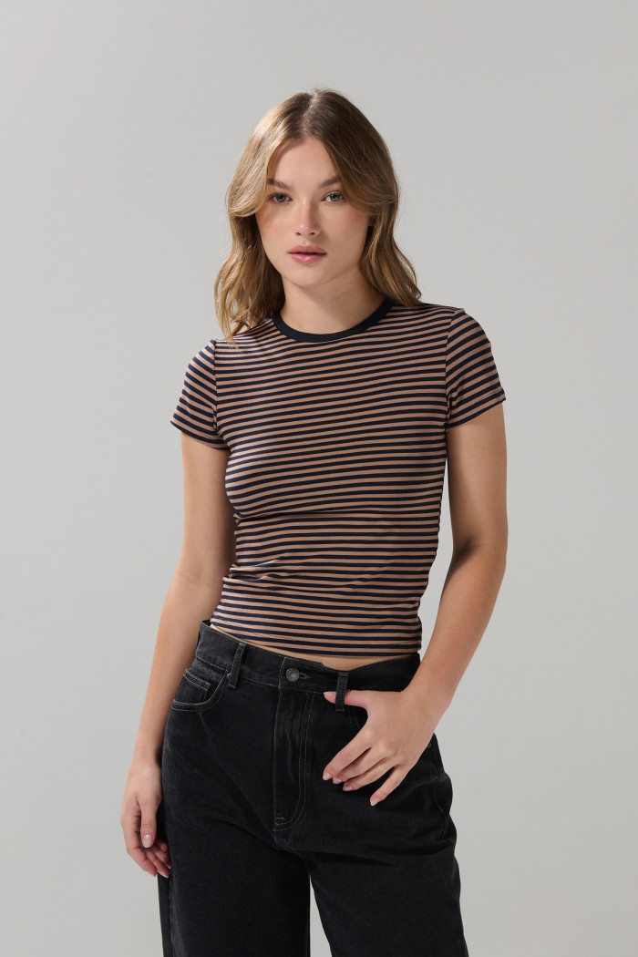 Camiseta manga corta azul intensa con rayas en contraste