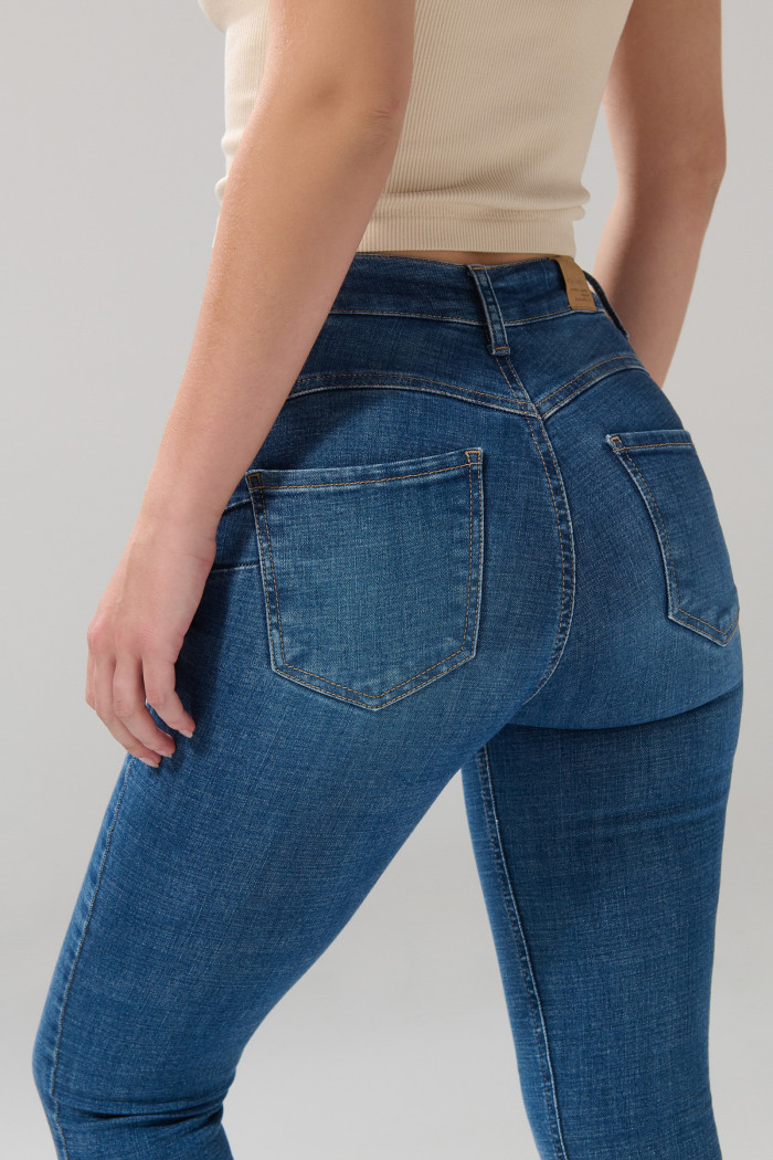 Jean azul medio push up tiro alto con pretina sencilla