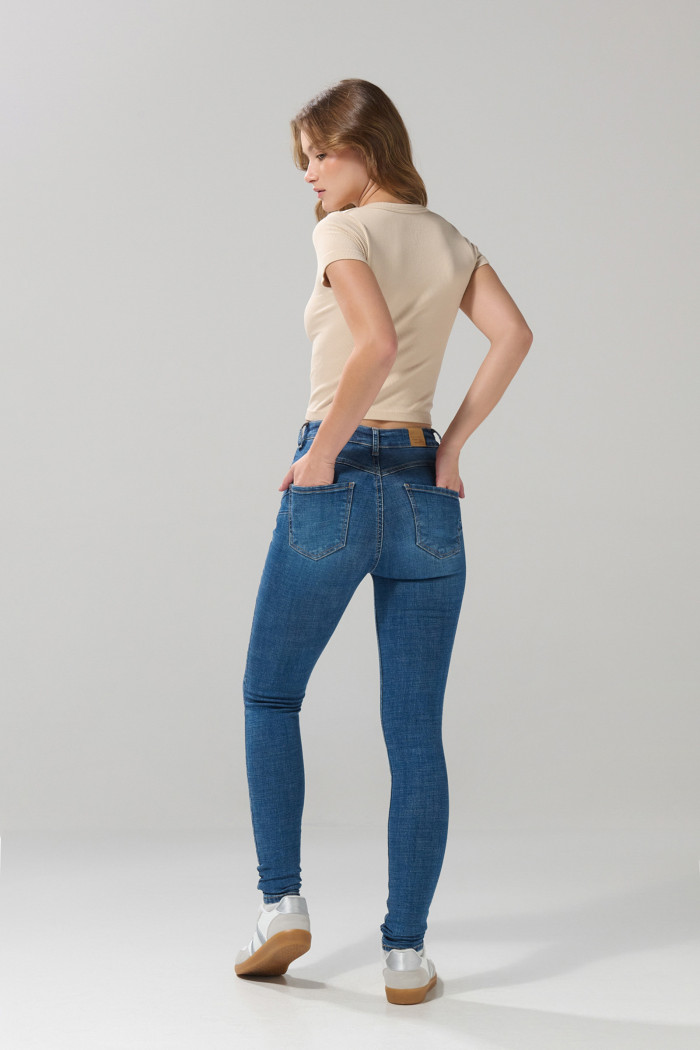 Jean azul medio push up tiro alto con pretina sencilla