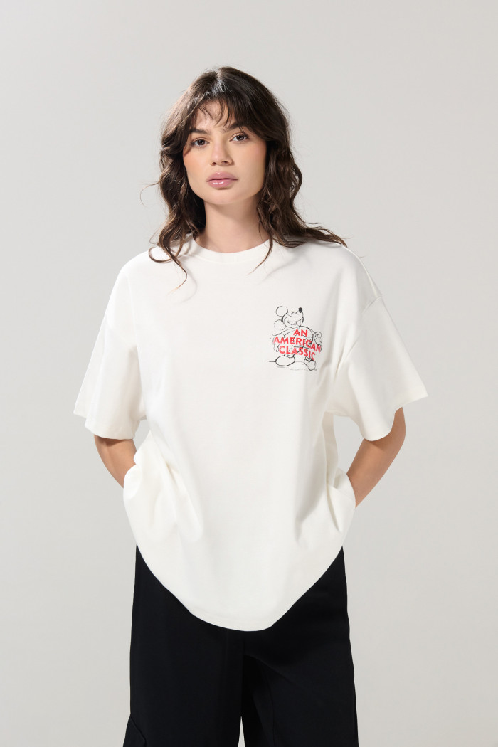 Camiseta crema oversize manga corta con arte de Mickey